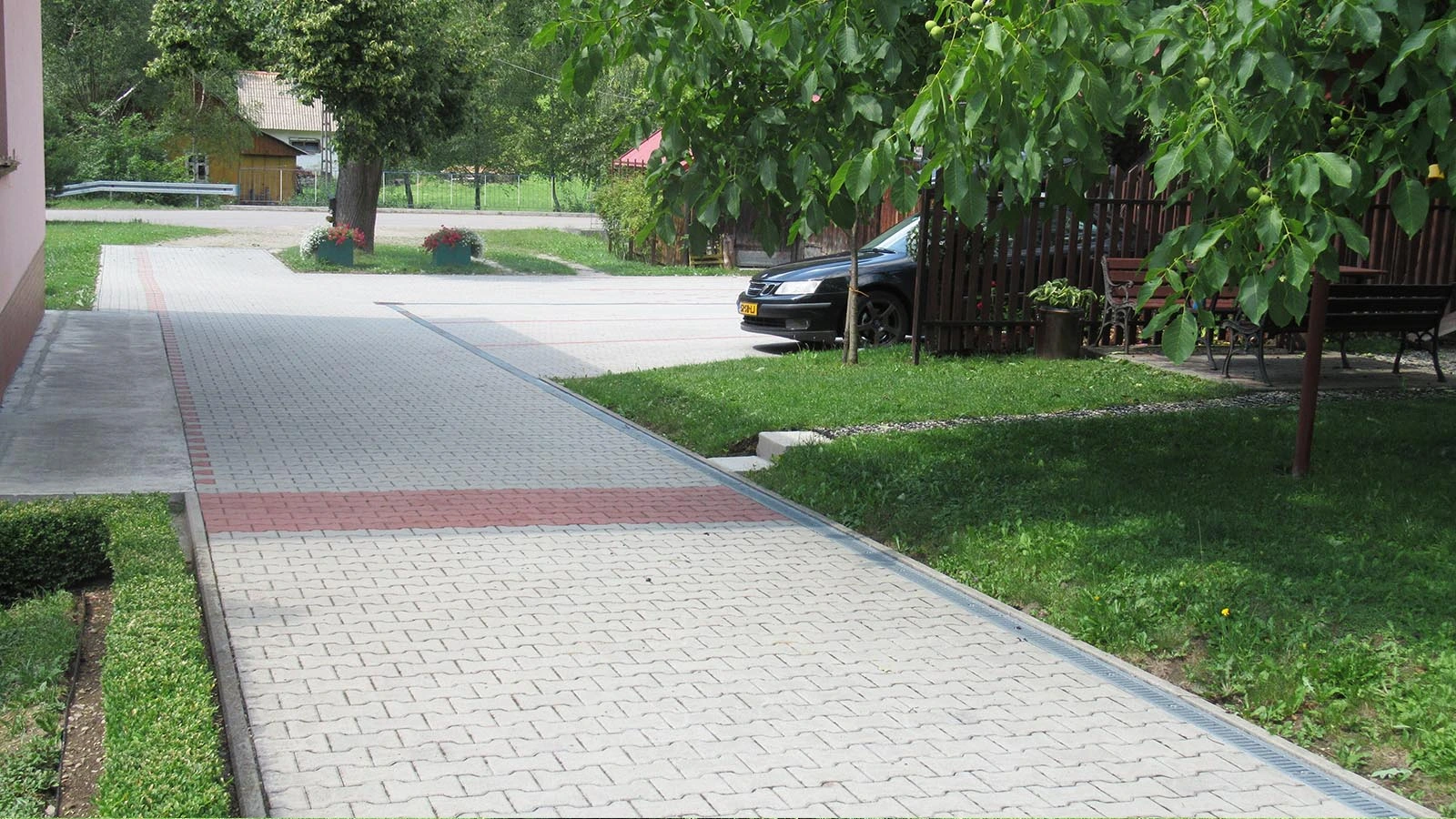 Darmowy parking dla gości na terenie naszego ośrodka