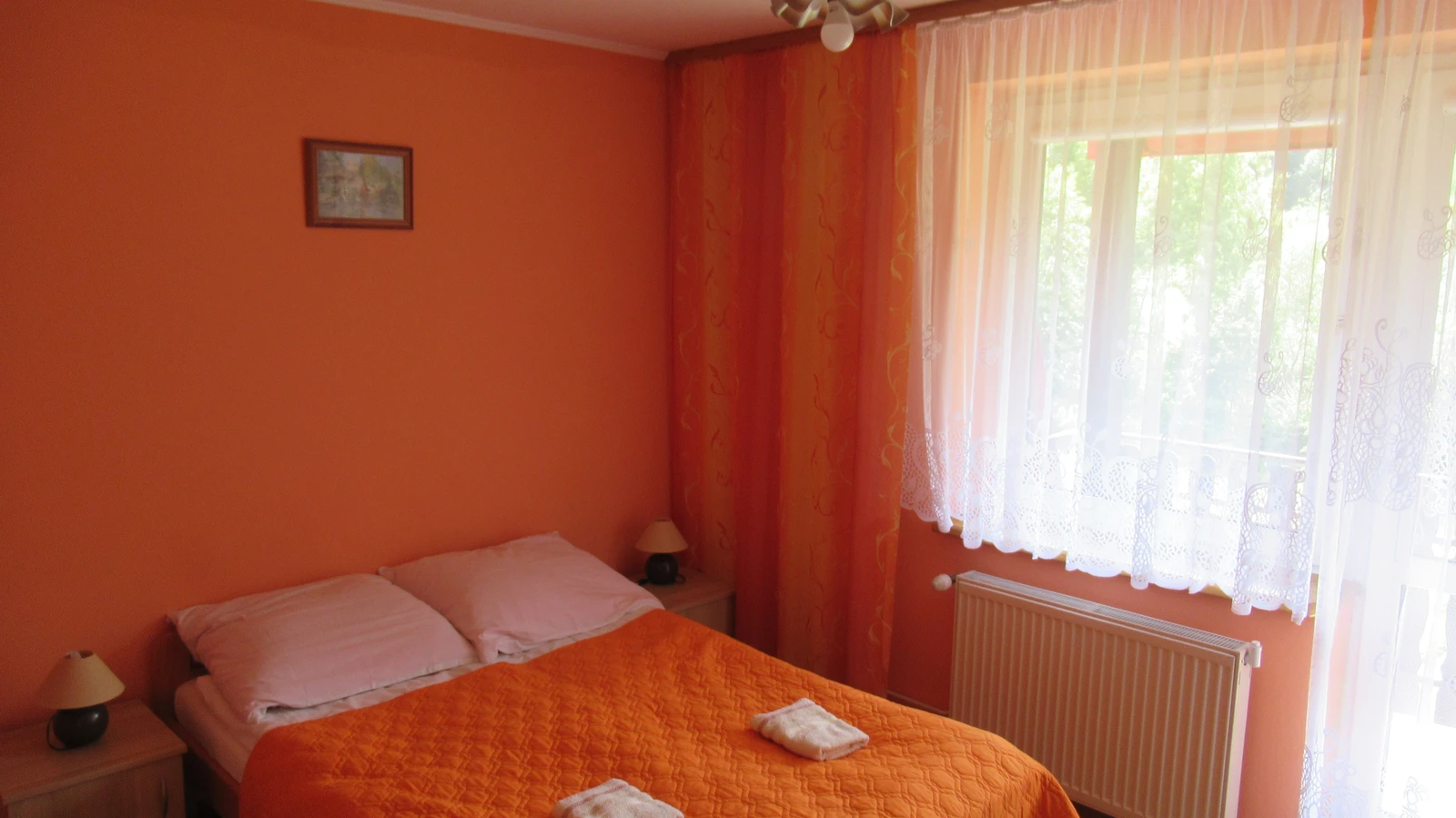 Pomarańczowy pokój dla dwóch osoób