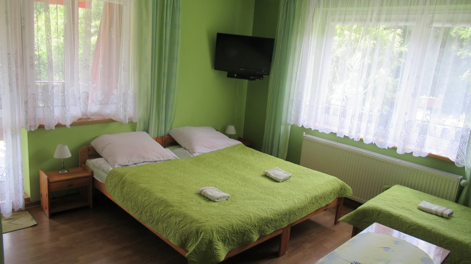 Pokój trzyosobowy z telewizorem