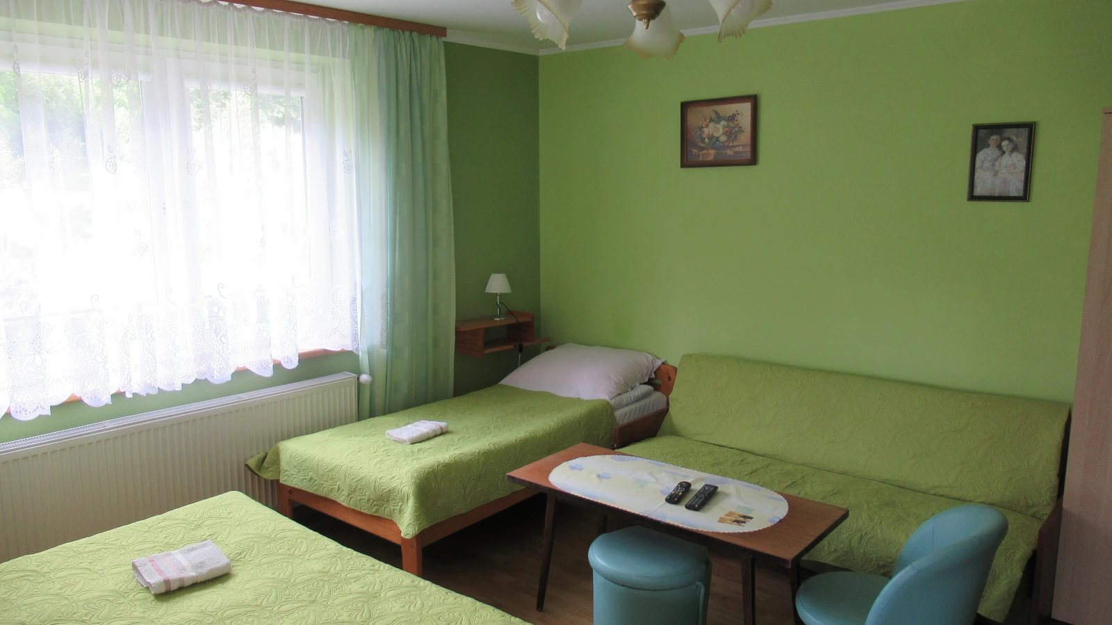 Nocleg dla trzech osób z stołem i kanapą