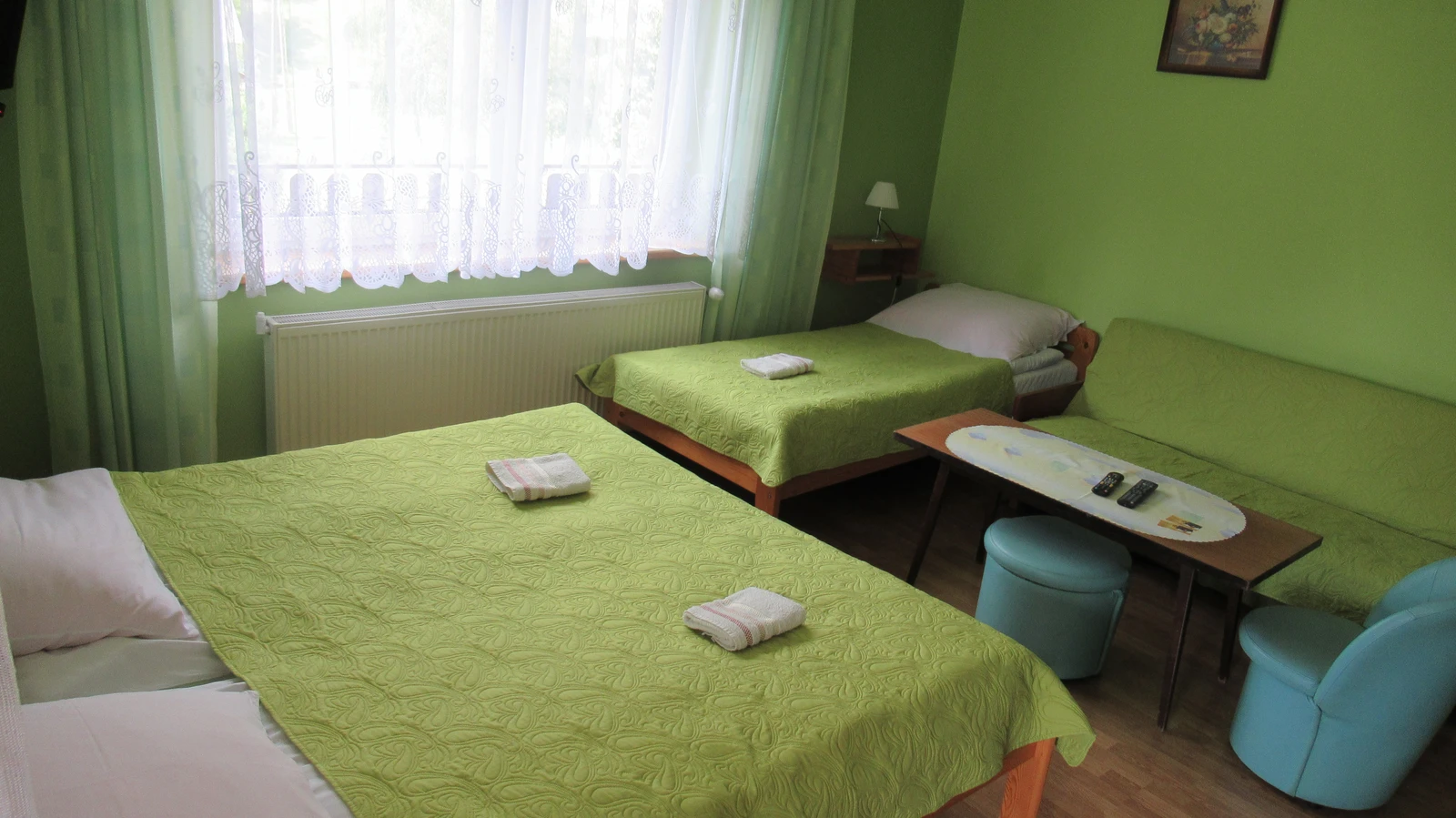 Jasny zielony pokój dla 3 lub 4 osób