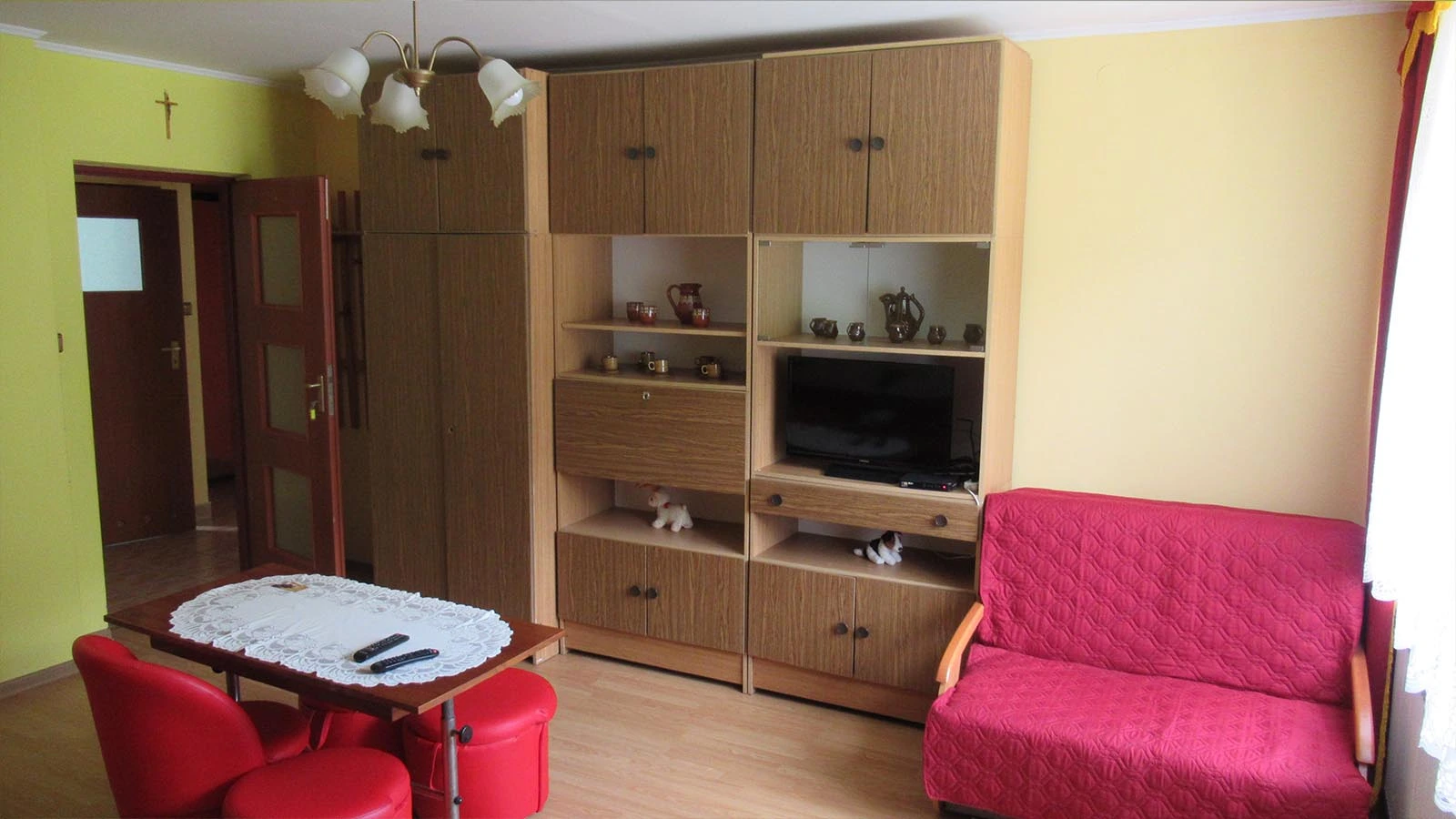 Telewizor i meble do dyspozycji gości