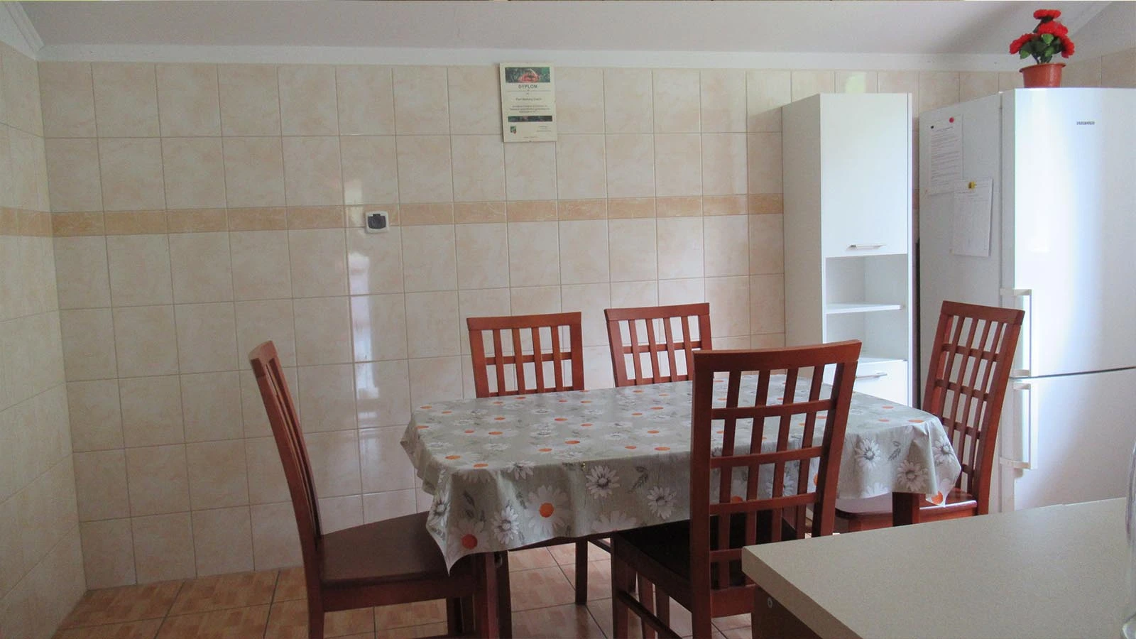 Miejsce jadalne i lodówka w kuchni do dyspozycji gości