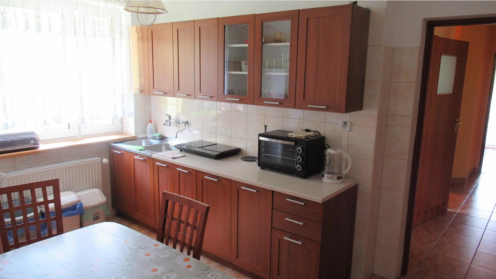 Piekrnik, kuchenka, umywalka oraz szafka kuchena ze zlewem dla gości