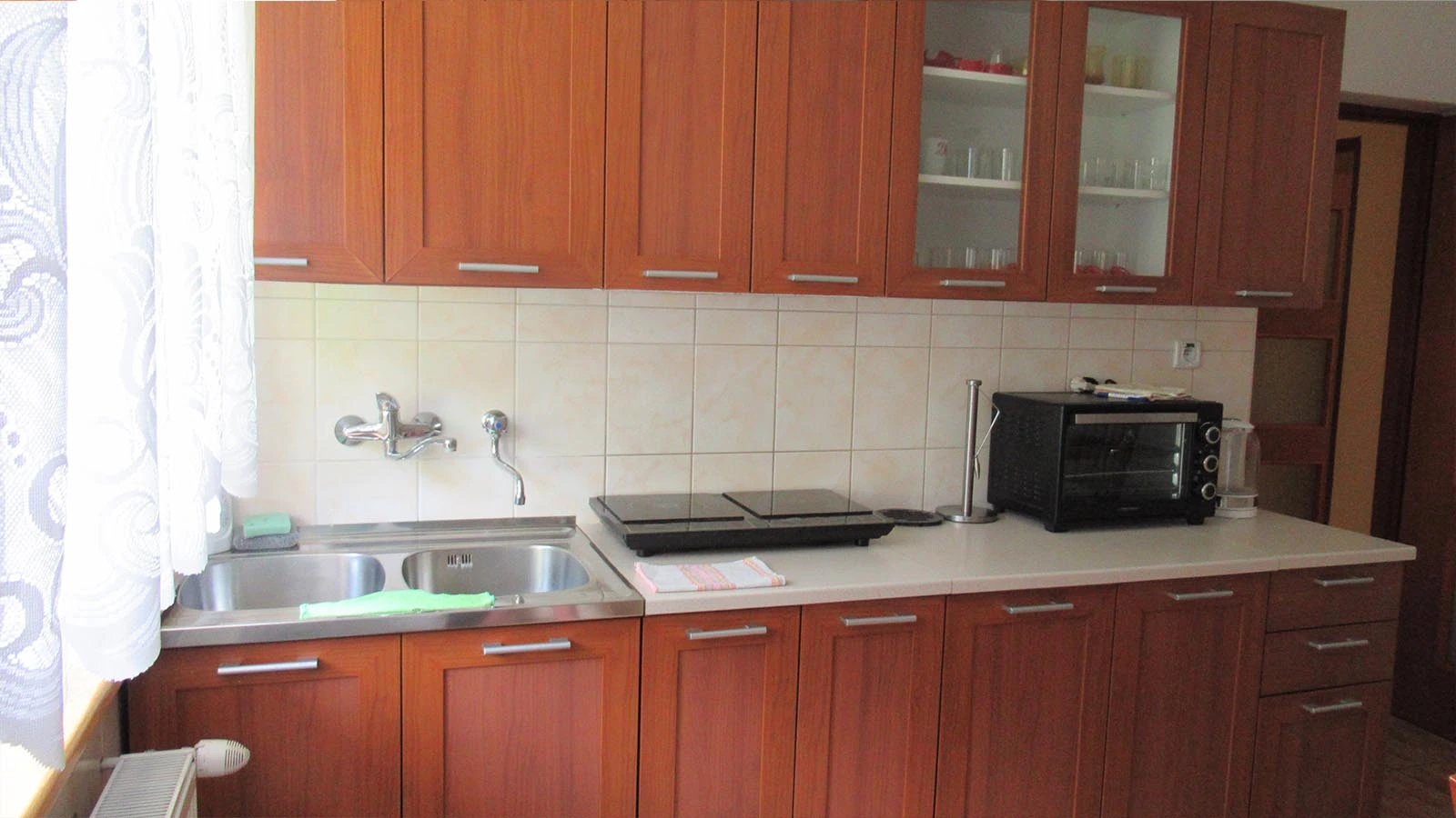 W kuchni są podstawoe naczynie i sprzet kuchenny