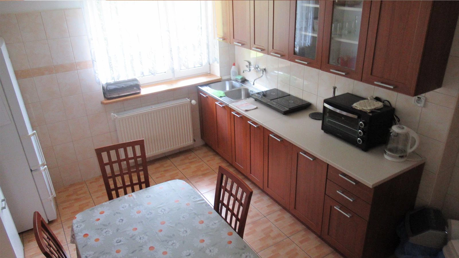 Jasna kuchnia z widokiem z okna