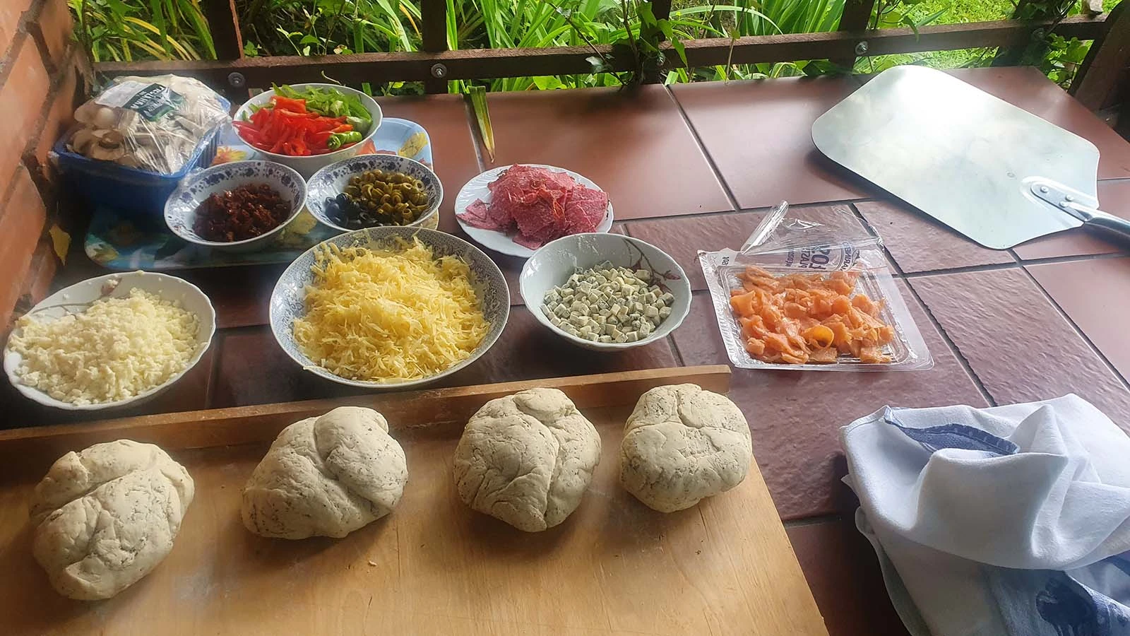 Piec chlebowy z altany sprawdza sie do przyrządzenia swojeskiej pizzy