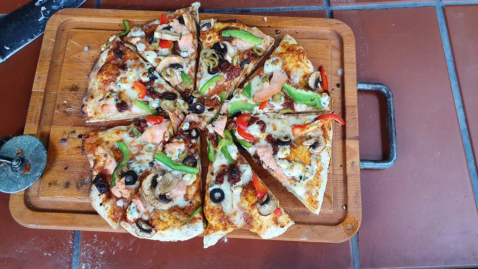 Pizza pieczona na drzewie owocowym w naszym piecu