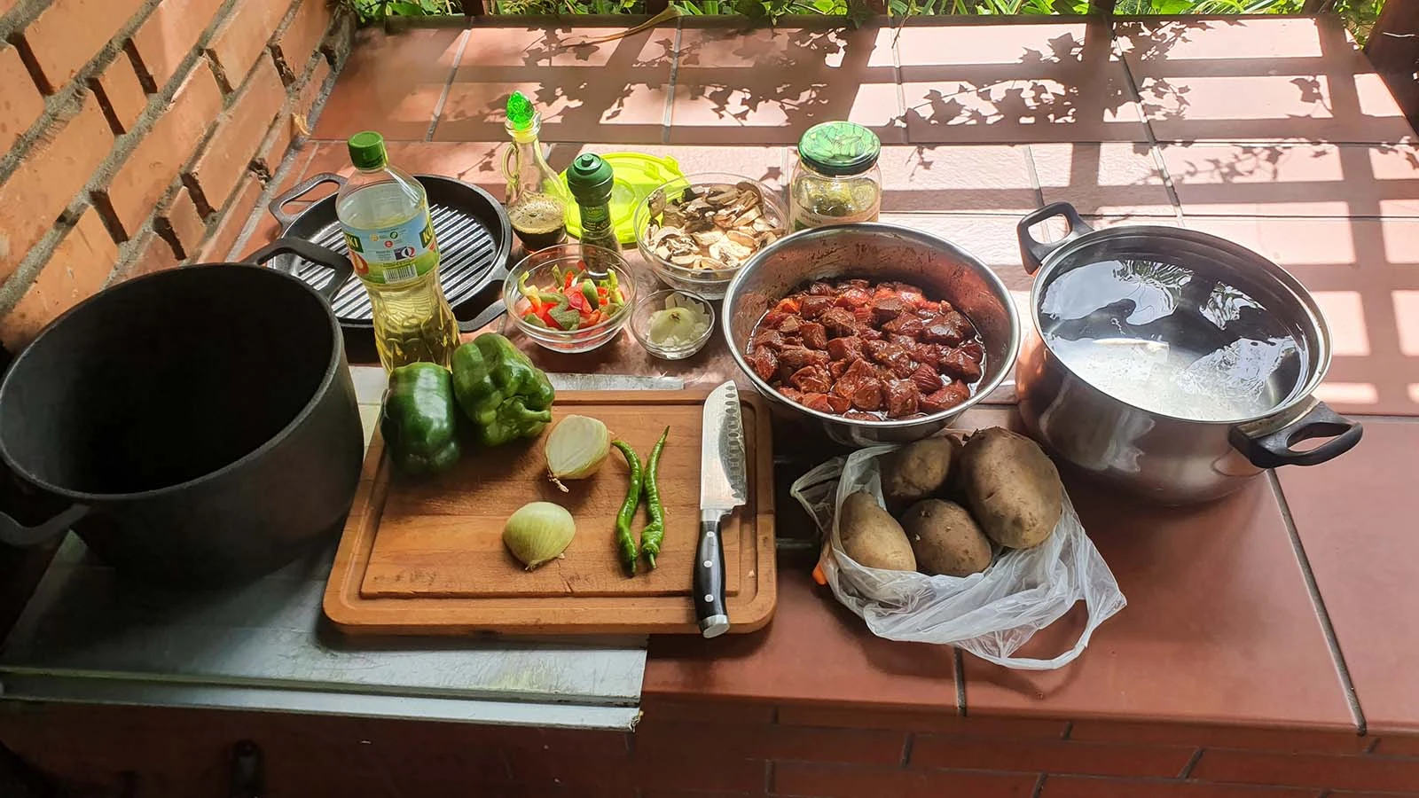 Gotowanie na łonie natury w przydomowej altanie