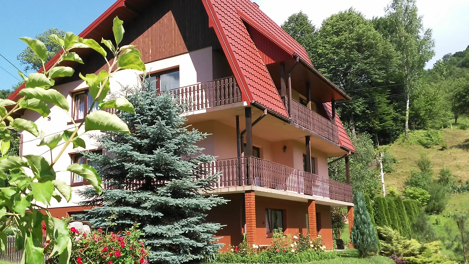 Kwitnące ogrody wokół obiektu