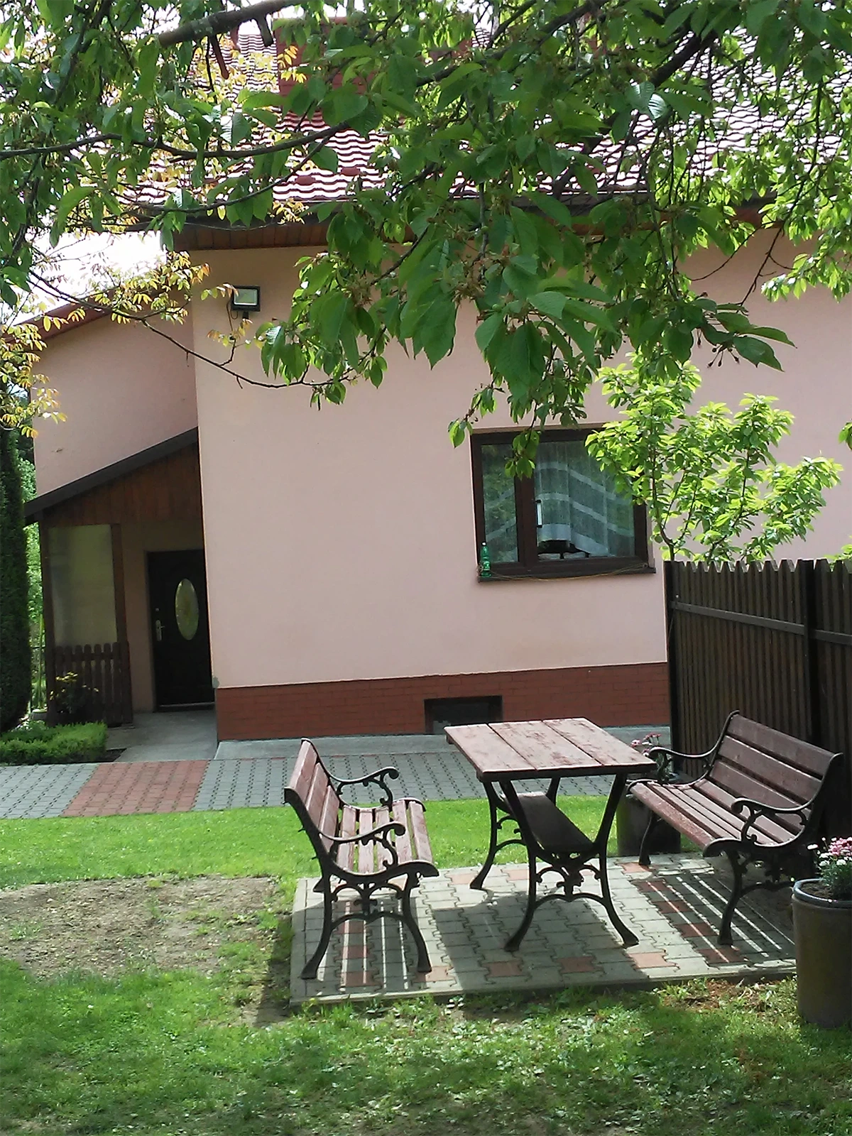 Stolik do rozmów i odpoczynku na świeżym powietrzu